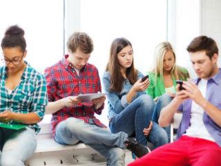 Στήνοντας σκηνικό επείγουσας κατάστασης, με δήθεν σημαντικά θέματα. έχουν πείσει τον εαυτό τους ότι κατέχουν την αλήθεια, ότι «συμμετέχουν» στα δρώμενα, στην Πολιτική, στην Οικονομία. Νομίζουν ότι επειδή φωνάζουν και επιμένουν στις θέσεις τους, τους ακούει το όποιο κοινό τους. Θεωρούν ότι καταγγέλλοντας συνεχώς, τους πάντες και τα πάντα, γίνονται οι χρήσιμοι ανακριτές της κοινωνίας. Ξέρετε, η καθημερινή βουτιά στο χάος της πληροφόρησης, της πολιτικής, του μικροπολιτικού παιχνιδιού, αποχαυνώνει, οδηγεί σε μια άλλη διάσταση αντίληψης της πραγματικότητας όπου ο καθένας νομίζει ότι αυτά για τα οποία φωνάζει και ωρύεται, πρέπει να απασχολούν τους πολλούς. Ξεχνούν ότι οι περισσότεροι σε ακούνε όταν μιλάς χαμηλόφωνα, όχι όταν κραυγάζεις.