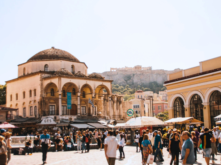 Πολλοί, επίσης, άνθρωποι δυσκολεύονται να κατανοήσουν τον τρόπο λειτουργίας της ελεύθερης οικονομίας, τους νόμους της ‘’αγοράς’’.