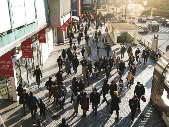 «Στις σύγχρονες μαζοποιημένες καταναλωτικές κοινωνίες είναι πολύ δύσκολο να δρομολογηθεί σε λειτουργικό χρόνο, διότι οι συνθήκες δεν προωθούν την λειτουργία των πολιτών ως ατομικών και συλλογικών υποκειμένων στις απαραίτητες διεργασίες για την παραγωγή κοινωνικών αξιών και τον μετασχηματισμό της πραγματικότητας.»