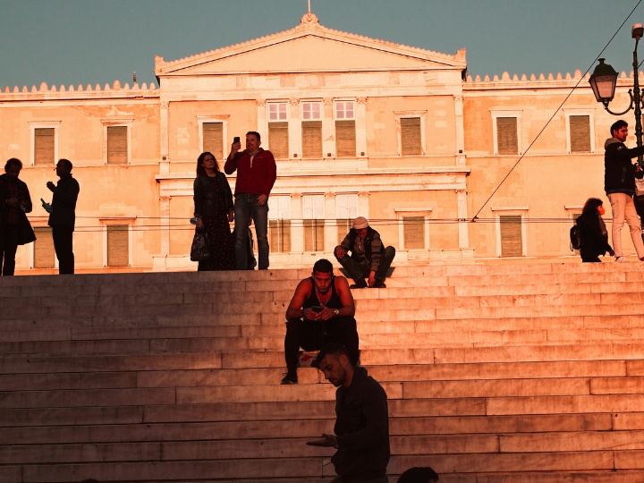 Ιδιαιτέρως στην Ελλάδα η σχέση του πολιτικού συστήματος με τις δομές της κοινωνίας πολιτών δεν στηρίζεται σε μια ισορροπημένη συμμετοχή στην πορεία οικοδόμησης των συνθηκών της σύγχρονης πραγματικότητας.