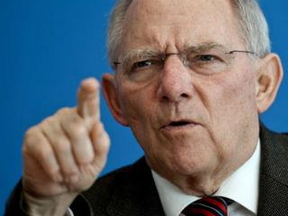 Ο Σόιμπλε λέει το αυτονόητο, ανεβάζοντας την ένταση μεταξύ της Γερμανίας και της κεντρικής τράπεζας της ευρωζώνης:  Η ΕΚΤ έχει προχωρήσει σε επιθετικές μειώσεις επιτοκίων τα τελευταία χρόνια και έχει διοχετεύσει πάνω από ένα τρισεκ. ευρώ στην οικονομία μέσω αγορών περιουσιακών στοιχείων. Ωστόσο με την ανάπτυξη στην ευρωζώνη να είναι μέτρια και τον πληθωρισμό μετά βίας πάνω από το μηδέν, πολύ κάτω από το στόχο για επίπεδα κοντά στο 2%, η ΕΚΤ και η νομισματική της πολιτική έχει φθάσει στα όριά της!