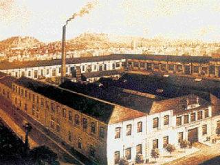 Εάν ρωτήσουμε έναν Έλληνα πολίτη τί παράγουμε ως χώρα, αυθόρμητα θα απαντήσει «τίποτα». Τέτοια χώρα δεν υπάρχει στον πλανήτη μας –και να κατοικείται. Καταφέραμε, για μία ακόμη φορά, να γίνουμε μοναδικοί. 