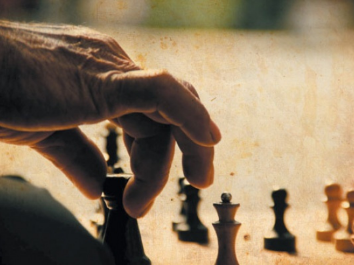 «Μια σειρά από φιλοσόφους και σοφιστές, οι αποκληθέντες αργότερα μεταρρυθμιστές, ιδεολόγοι, ή ουτοπιστές, οι πιο πολλοί πανεπιστήμονες, προβληματίστηκαν πάνω σε πρακτικά προβλήματα, όπως η ατομική ιδιοκτησία, που μερικοί  μάλιστα τη θεωρούσαν πηγή όλων των δεινών, η κοινοκτημοσύνη της γης, ή δικαιότερη κατανομή της ιδιοκτησίας, η εξάλειψη των ανισοτήτων, κ.ά.»