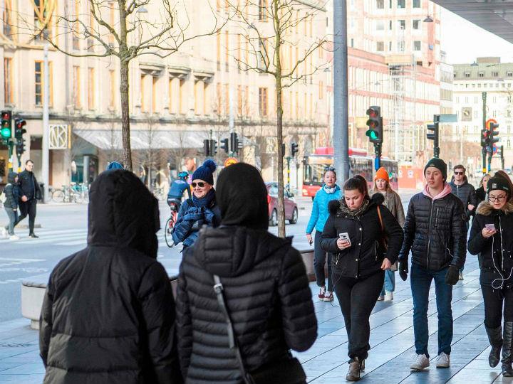 Το πρώτο και σημαντικότερο επιχείρημα υπέρ του σουηδικού προτύπου είναι η άποψη ότι «τα περιοριστικά μέτρα θα προκαλέσουν τέτοια βραχυπρόθεσμη φτώχεια, ώστε εξαιτίας της θα πεθάνουν περισσότεροι απ’ όσους θα πέθαιναν απ’ την ελεύθερη μετάδοση του ιού».