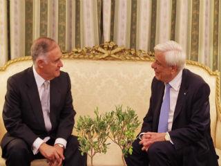 Εντούτοις, αισθάνομαι ότι η Ελλάδα βρίσκεται τώρα σε μια πολύ ενδιαφέρουσα οικονομική συγκυρία, αναπτύσσεται και πραγματοποιεί διαρθρωτικές μεταρρυθμίσεις. Δεν θα υπάρξει επιστροφή στο παρελθόν. Το μέλλον φαίνεται αρκετά καλό και θα υπάρχει σταθερότητα, εφόσον η χώρα παραμένει μέλος της Ευρωζώνης. Το γεγονός αυτό μπορεί να επιφέρει την προσέλκυση άμεσων επενδύσεων σε άλλους τομείς. Το λέω σε όλους: Ήρθε η κατάλληλη στιγμή να επενδύσουμε στην Ελλάδα.