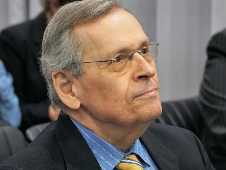 Ο Στέφανος Μάνος, μετά από σπουδές στο Πολυτεχνείο της Ζυρίχης και στο Harvard Business School, ξεκίνησε μία πολλά υποσχόμενη σταδιοδρομία στη βιομηχανία, την οποία εγκατέλειψε το 1977 για να ασχοληθεί με την πολιτική.