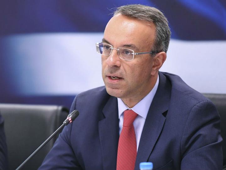 Στην Ελλάδα, για μια ακόμη φορά, σε μικρότερη, είναι αλήθεια, κλίμακα από προηγούμενες, παρασυρόμαστε συχνά από άλλες σκοπιμότητες, συγχέουμε τις προτεραιότητες, τα δεδομένα με τα ζητούμενα, τις επιθυμίες μας με την πραγματικότητα. Η αξιολόγηση των πρόσφατων εκτιμήσεων των θεσμών της Ευρωπαϊκής Ένωσης (Ε.Ε.) για τις εξελίξεις στην Ελλάδα, στο πλαίσιο που εισαγωγικά σημειώσαμε, θα επιχειρηθεί με νηφαλιότητα και προσοχή.
