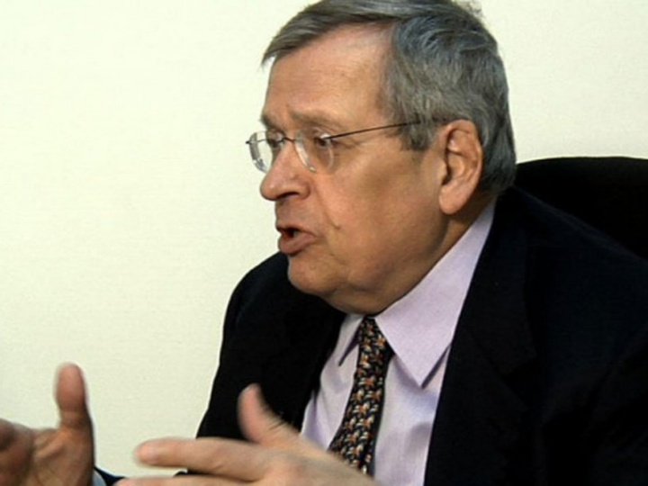 «Σύμφωνα με τις προτεινόμενες αλλαγές, το νομοσχέδιο περιλαμβάνει ελάχιστη βάση εισαγωγής στα ΑΕΙ, χρονικό όριο φοίτησης (τέλος στους «αιώνιους φοιτητές»), ελεγχόμενη είσοδο στα πανεπιστήμια και θεσμοθέτηση Ομάδας Προστασίας Πανεπιστημιακών Ιδρυμάτων που θα υπάγεται στην Ελληνική Αστυνομία.»