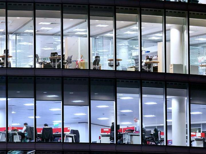 Η μελέτη με τίτλο «Bold Moves in Tough Times», βασιζόμενη σε μια έρευνα ~500 ανωτάτων στελεχών στην Ευρώπη, τη Β. Αμερική και την Ασία από 15 διαφορετικούς κλάδους, ανέδειξε ότι 29% των ερωτηθέντων αναμένουν μια αρκετά γρήγορη ανάκαμψη στην Ευρώπη (σχήματος V), ενώ 37% αναμένουν μια πιο αργή, αλλά σταθερή ανάκαμψη (σχήματος U) τους επόμενους 12 μήνες.