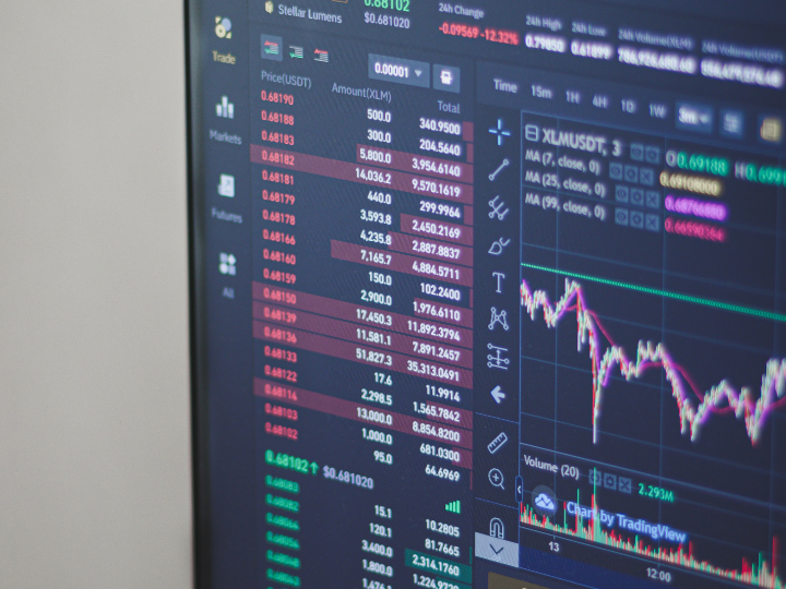 Κατά μέσον όρο το Bloomberg αναμένει ότι το 2023 το ΑΕΠ της Ευρωζώνης θα υπερβεί εκείνο του 2019 κατά 5%, ακριβώς όπως και στις εκτιμήσεις πριν από το ξέσπασμα της πανδημίας.