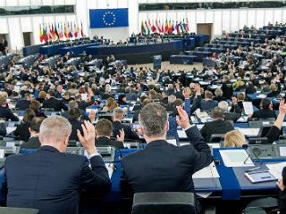 «Η ψήφος μας ανοίγει το δρόμο εξασφαλίζοντας ότι πληρείται το όριο που είναι απαραίτητο. Η έναρξη ισχύος της συμφωνίας σε λιγότερο από ένα χρόνο μετά την υπογραφή της αποτελεί ένα τεράστιο επίτευγμα, δεδομένου ότι χρειάστηκαν οκτώ χρόνια για να τεθεί σε ισχύ το πρωτόκολλο του Κιότο. Η σημερινή ψηφοφορία σημαίνει επίσης ότι η ΕΕ διατηρεί τον ηγετικό της ρόλο στην πολιτική για το κλίμα», δήλωσε ο Πρόεδρος του ΕΚ Μάρτιν Σουλτς  ο οποίος υπέγραψε το έγγραφο μεταφοράς της σύμφωνης γνώμης του Κοινοβουλίου για την κύρωση της συνθήκης από την ΕΕ παρουσία του Γενικού Γραμματέα του ΟΗΕ Μπαν Κι Μουν, της υπουργού περιβάλλοντος της Γαλλίας και Προέδρου του COP21 Σεγκολέν Ρουαγιάλ, του Σλοβάκου υπουργού Ivan Korčok, που εκπροσώπησε την προεδρία του Συμβουλίου, και του Προέδρου της Ευρωπαϊκής Επιτροπής, Ζαν-Κλοντ Γιούνκερ.