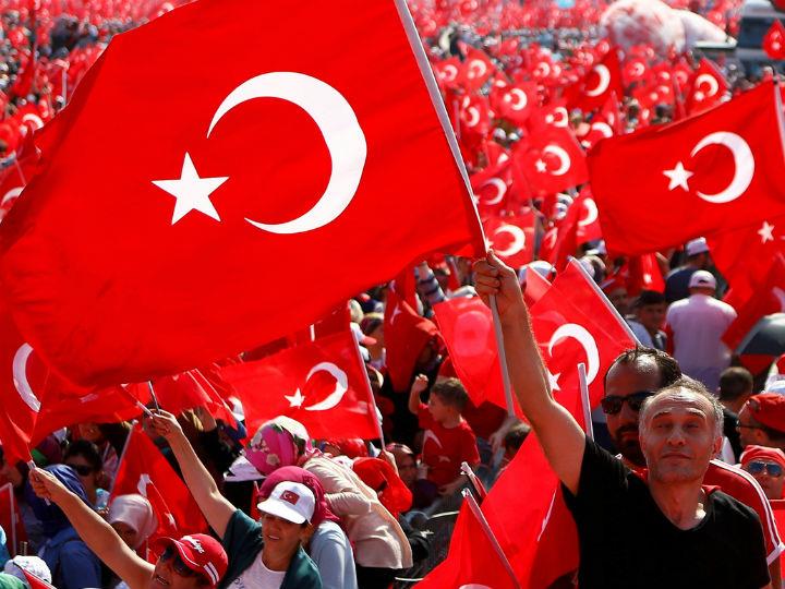 «Ο τούρκος πρόεδρος καταφέρεται εναντίον των αποικιοκρατών, οι οποίοι υποτίθεται ότι προσπαθούν να διαλύσουν την Τουρκία, με τον ίδιο να εμφανίζεται ως το μόνο ικανό εμπόδιο που θα τους σταματήσει.»