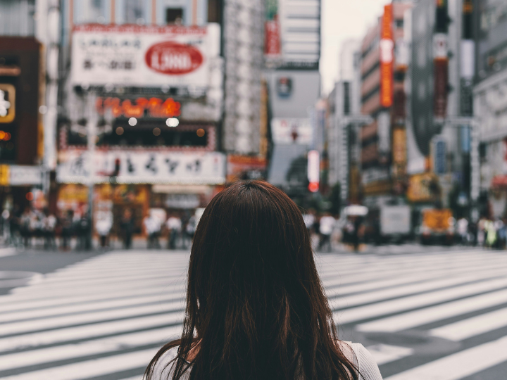 Ένα μεγάλο κομμάτι του εαυτού μας, που φαίνεται συνεχώς να αυξάνεται, το περνάμε μέσα σε σούπερ μάρκετς, σε ξενοδοχεία, σε αεροδρόμια, σε αυτοκινητόδρομους, μπροστά σε οθόνες ηλεκτρονικών υπολογιστών, σε τηλεοράσεις η ακόμα και σε μηχανές ανάληψης μετρητών. 