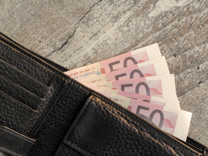 «Τα επιδόματα και τα επιστρεπτέα είναι τα πιο αντιπαραγωγικά και πιο αναποτελεσματικά μέτρα οικονομικής πολιτικής, ενώ δεν ανακουφίζουν καθόλου τα λαϊκά εισοδήματα, των οποίων η τύχη κρίνεται, όχι από τα επιδόματα αλλά από τον τρόπο που ο πληθωρισμός τα κατατρώει και τα ισοπεδώνει. »