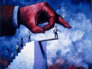 Ποιο είναι αυτό το σχέδιο που προκύπτει από τα συμφραζόμενα των ΣΥΡΙΖΑΝΕΛ για το οποίο μάλιστα αισθάνονται και αισιόδοξοι; Ακόμα βέβαια είναι σενάριο και στηρίζεται στην ολοκλήρωση της αξιολόγησης της Ελληνικής οικονομίας, μετά την οποία οι θεσμοί θα δώσουν την δόση που περιμένουμε από πέρυσι και επιπλέον οι οίκοι αξιολόγησης θα αναβαθμίσουν τα Ελληνικά ομόλογα, πράγμα που θα επιτρέψει στην ΕΚΤ να πάρει ομόλογα Ελληνικού δημοσίου ως κάλυψη για την χρηματοδότηση των τραπεζών και έτσι μια νέα ανέλπιστη ρευστότητα θα κατακλύσει την εγχώρια αγορά.