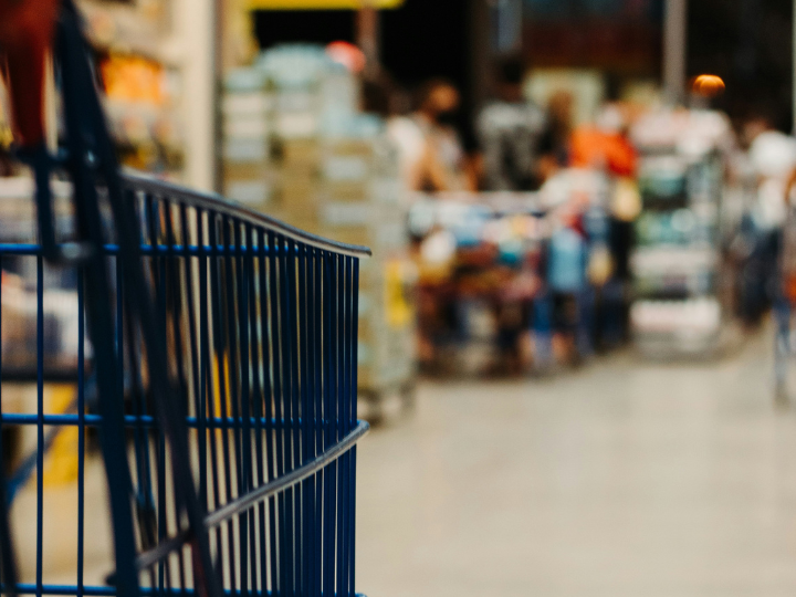 Η αισχροκέρδεια και οι ολιγοπωλιακές πρακτικές έχουν αποκτήσει ενδημικά χαρακτηριστικά που δεν εξαλείφονται με ευχολόγια, πλημμελείς ελέγχους και πρόστιμα, ούτε με παρακλήσεις προς τους επιχειρηματίες να περιορίσουν τα περιθώρια κέρδους.