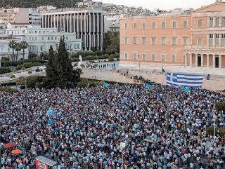 Εντός της Πλατείας  η κίνηση δεν ήταν εύκολη, λόγω του όγκου των διαδηλωτών. Κι εδώ η ίδια εικόνα. Όλες οι ηλικίες και πολλοί γονείς με τα μικρά παιδιά τους.