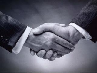 Η επίθεση στην περιουσία, τα πρώτα χρόνια των μνημονίων, η επίθεση στα εργασιακά δικαιώματα και τώρα οι βίαιες περικοπές στις συντάξεις, είναι το αμπαλάζ μιας αλήθειας, μιας γενικής αλήθειας: υποτιμάται το ανθρώπινο χέρι, το ανθρώπινο μυαλό, η εργασία, ο μόχθος και ο ιδρώτας. Είτε με αριστερές (κατ’ όνομα) κυβερνήσεις, είτε με νεοφιλελεύθερες ηγεσίες στο τιμόνι της χώρας, η υποταγή της εργασίας στην λιτότητα είναι δεδομένη.