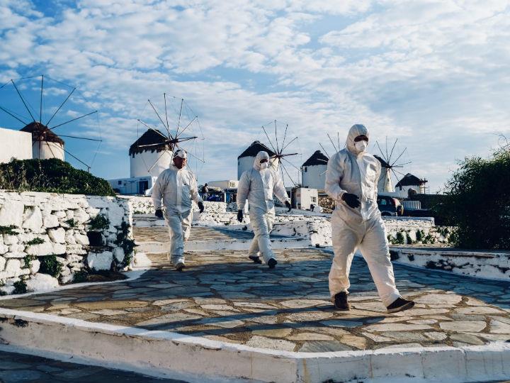 «Η ίδια η Ιστορία δείχνει πως ακόμη και στο θέμα της ανάπτυξης των πολιτισμών, η κίνηση προς τα εμπρός δεν είναι συνεχής και αδιάλειπτη. Ότι η ανέλιξη έρχεται σε κύματα -με διαστήματα οπισθοχώρησης- κι ότι τίποτε δεν παραμένει "ίδιο".»