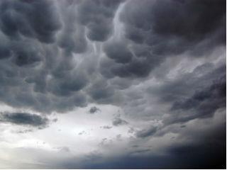 Ο συγγραφέας υποστηρίζει πως ένας σημαντικός παράγων [του οικονομικού χάους] ήταν η υλιστική επιθυμία των διαφόρων κατηγοριών εργαζομένων να μην υστερούν άλλων σε μια ευημερούσα κοινωνία. Έτσι, είτε ήσουν μεταλλωρύχος, εργάτης σε εργοστάσιο ή δημόσιος υπάλληλος, αν ένας γείτονάς σου αποκτούσε ένα καινούριο αυτοκίνητο ή αν ήταν σε θέση να κάμει τις διακοπές του στην Ισπανία, σου ήταν εύκολο να σκεφτείς ότι μόνο μαχητική απεργιακή  δράση θα σου εξασφάλιζε να μπορέσεις κι εσύ να τα αποκτήσεις αυτά.