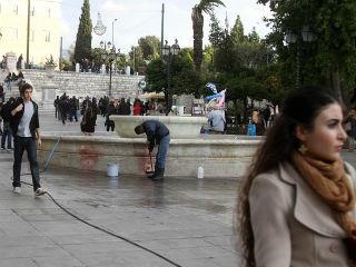 Στην επόμενη χρονική περίοδο η Ελλάδα θα βρεθεί αντιμέτωπη με δύο κινδύνους: με μία ευθεία απειλή εναντίον της εθνικής της υπόστασης, καθώς επίσης και με ένα ενδεχόμενο οικονομικής και κοινωνικής κατάρρευσης. Οι δύο αυτοί κίνδυνοι όχι μόνο δεν είναι ασύνδετοι μεταξύ τους αλλά, αντιθέτως, συσχετίζονται άμεσα, με τρόπο που δεν είναι καν προσθετικός αλλά πολλαπλασιαστικός: η τυχόν ανάφλεξη του ενός προβλήματος θα συνεπιφέρει και την άμεση επιδείνωση του άλλου, κάτι που δυνητικά μπορεί να οδηγήσει σε μία ολική καταστροφή.