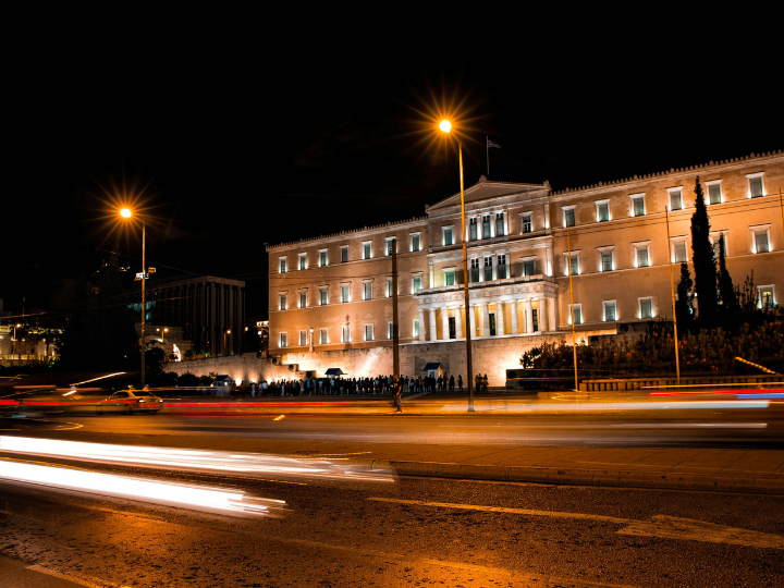 Είναι επίσης λάθος να μην ακολουθείται κάποιος κώδικας πολιτικο-ιδεολογικων αξιών. Δεν μπορει να μην υπάρχει κάποιος μπούσουλας. Θέλουμε περισσότερο η λιγότερο δημόσιο τομέα;