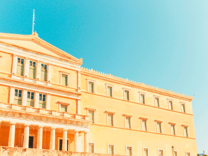 Και από την άποψη αυτή είναι εξόχως σοβαρό πρόβλημα του παρόντος το ότι η κυβέρνηση προσπαθεί να ψηφιοποιήσει τη δημόσια ζωή υπό τον έλεγχο και τις απαράδεκτες συντεχνιακές αρχές της γραφειοκρατίας του παρελθόντος και του πελατειακού κράτους.