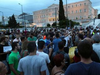 Όσο θα έχουμε κράτος ρουσφετολογικό ,τη γραφειοκρατία, τις παραγραφές αξιόποινων πράξεων, την ατιμωρησία, το νόμο περί ευθύνης Υπουργών, την κακοδιαχείριση, την κατασπατάληση του δημοσίου πλούτου, τη φοροδιαφυγή, τη διαφθορά, τους απρογραμμάτιστους διορισμούς, τον αυτοσκοπό για την κατάληψη της ματαιόδοξης καρέκλας της εξουσίας, τα αδιέξοδα θα είναι μπροστά, η οργή θα φουσκώνει επικίνδυνα και η χώρα θα πορεύεται από κρίση σε κρίση και από επιτήρηση σε επιτήρηση. 