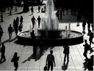 Η χώρα πάσχει από αυτή ακριβώς την σύγχυση. Από αυτή την γνωστική ασυμφωνία μεταξύ του ειδικού και του αφηρημένου. Του απλού και του σύνθετου. Δεν θέλουμε την ανάλυση, την εμβάθυνση, την ακρίβεια. Θέλουμε το συμπέρασμα, αυτό που ταιριάζει στην ιδεολογία μας, στις επιθυμίες μας. Ακόμα και οπαδοί ή θαυμαστές του Βενιζέλου, αποδέχονται τα λεγόμενα του χωρίς να κατανοούν ακριβώς το περιεχόμενο τους. Και ταυτόχρονα καταγγέλλουν με ευκολία τους υπόλοιπους ως «ψεκασμένους» και ως «καμένους εγκεφάλους» που πείθονται από τον λαϊκισμό των αντιπάλων του Βενιζέλου.