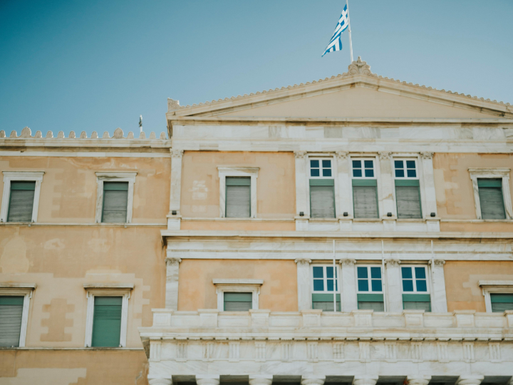 Οι συνεχείς παροχές ποτέ δεν ευνόησαν τελικά τις όποιες κυβερνήσεις.
