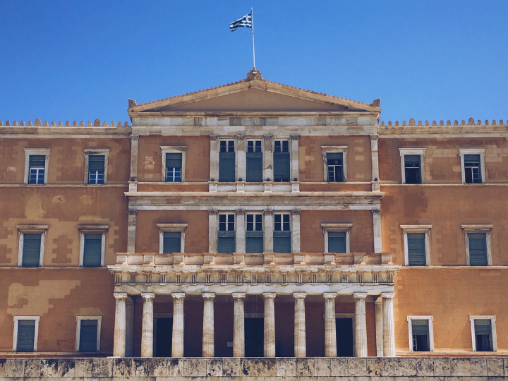 "Αυτός ο άνευ ουσίας και περιεχομένου κατακερματισμός με την επιρροή των νέων αυταρχικών αρχηγικών κομμάτων, επιβάλλει την άμεση αλλαγή του ποσοστού εισόδου στη Βουλή και η υιοθέτηση του 5% που ισχύει ήδη σε 26 χώρες της Ευρώπης."