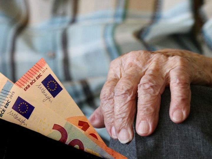 «Η κεφαλαιοποίηση από μόνη της δεν λύνει κανένα πρόβλημα. Στην θέση παλιάς γραφειοκρατίας (τα παλιά ταμεία) βάζει μια νέα, και μάλιστα πιο δαπανηρή. Τα νέα αστραφτερά γραφεία του νέου συστήματος αποτελούν κόστος για την κοινωνία- που μάλιστα θα έπρεπε να ελαχιστοποιηθεί.»