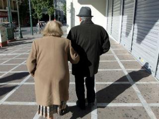 Αλληλεγγύη μεταξύ των γενεών: Ο νόμος Κατρούγκαλου (Ν. 4387/2016) μείωσε σημαντικά τις νέες συντάξεις που εκδίδονται μετά τις 12.5.2016, αλλά διατήρησε ανέπαφες τις συντάξεις που εκδόθηκαν πριν από αυτό το ορόσημο. Η διατήρηση της προσωπικής διαφοράς για τους παλαιούς συνταξιούχους σημαίνει ότι ένας νέος συνταξιούχος, με τα ίδια χρόνια προϋπηρεσίας και τις ίδιες εισφορές, μπορεί να εισπράττει σύνταξη κομμένη έως 40%!