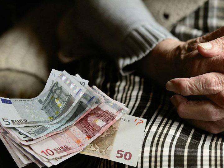 Η μελέτη επάρκειας υπογράφεται από τον Πάνο Τσακλόγλου, καθηγητή ΟΠΑ, και είναι η πρώτη που συνοδεύει ασφαλιστικό νόμο. Εξετάζει με πληρότητα τη φτώχεια των συνταξιούχων το 2020 σε σχέση με άλλους, αλλά και σε σχέση με το παρελθόν.