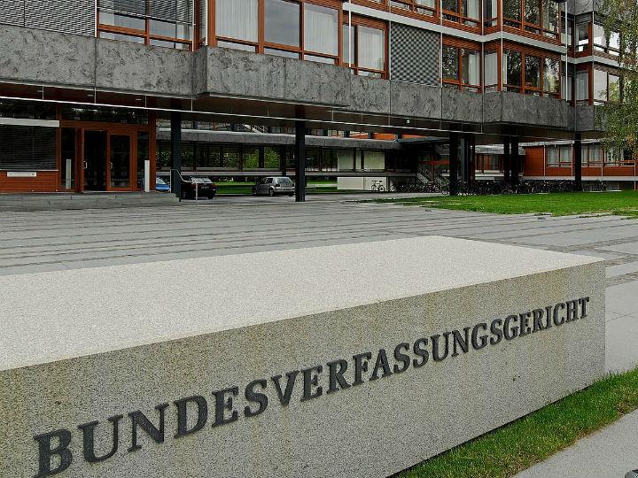 «Το γερμανικό Συνταγματικό Δικαστήριο ασχολήθηκε με ένα θέμα, για το οποίο είχε τη δυνατότητα να ασχοληθεί. Η ΕΚΤ για την αντιμετώπιση της κρίσης εφάρμοσε το 2015 το πρόγραμμα ποσοτικής χαλάρωσης μέσω των εθνικών κεντρικών τραπεζών.»