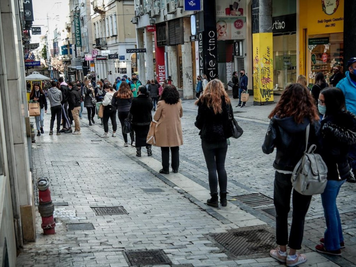 «Είναι προφανές ότι εκτός της μάσκας και όποια άλλα προστατευτικά μέσα, η απόστασης μεταξύ ανθρώπων πρέπει να διατηρείται όπως προτείνουν οι επιστήμονες.»