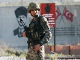 Ο στόχος της Τουρκίας είναι διπλός: να απωθήσει τουλάχιστον 30 χιλιόμετρα μακριά από τα σύνορά της τους μαχητές του YPG και να δημιουργήσει μια λεγόμενη ζώνη ασφαλείας σε τμήμα της Συρίας που θα καταλάβει, όπου σχεδιάζει να επανεγκαταστήσει πρόσφυγες.