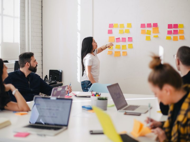 Tο Center for Creative Leadership επισημαίνει πόσο σημαντικό είναι να αποφύγει η ηγεσία να «υπερφορτώνει» τους high performers με τη συμμετοχή τους σε πολλά meetings.