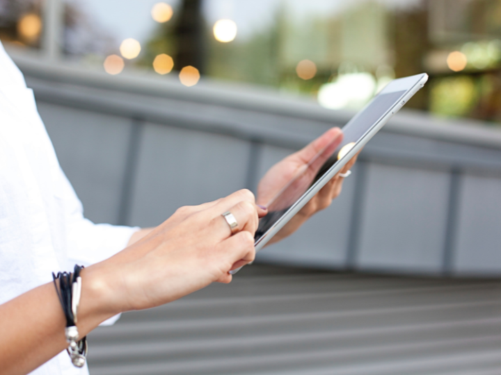 Τα πρώτα χρόνια των τεχνολογικών επιτευγμάτων στις ηλεκτρονικές επικοινωνίες είχαν προσφέρει θεαµατικά πλεονεκτήµατα στις αναπτυγµένες χώρες της Δύσης και ιδιαίτερα στις Ηνωμένες Πολιτείες. 