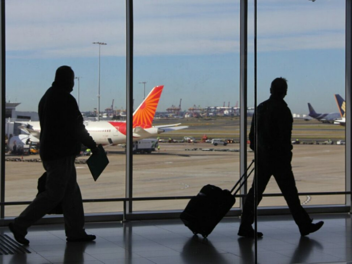 Η Ευρωπαϊκή Επιτροπή προτείνει να επιτραπεί η είσοδος στην ΕΕ για μη ουσιώδεις λόγους όχι μόνο για εκείνους που προέρχονται από χώρες με καλή επιδημιολογική κατάσταση, αλλά και για όλα τα άτομα που έχουν λάβει την τελευταία δόση εμβολίου εγκεκριμένου από την ΕΕ.