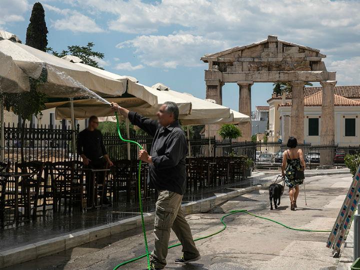 Η έντονη μείωση του κατά κεφαλήν εισοδήματος, οι ενίοτε ριζικές μεταβολές των συνθηκών εργασίας και η αύξηση της ανεργίας, καθώς και οι αναμενόμενες πολιτισμικές αλλοιώσεις, πιθανολογείται ότι θα προκαλέσουν αναζωπύρωση κοινωνικοπολιτικών προβλημάτων, για των οποίων την επίλυση είναι ανεπαρκής η διαθέσιμη πείρα του παρελθόντος, δεν διαθέτουμε έτοιμες θεωρίες.
