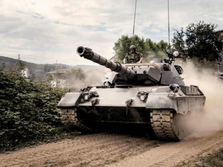 Το κάνουν δε και προληπτικά. Διότι μετά την εγκατάλειψη της Ευρώπης από την Αμερική στην άμυνα, οι τζάμπα αγροτικές επιχορηγήσεις θα πάνε περίπατο. Αυτό σημαίνει λιγότερα λεφτά για την Κοινή Αγροτική Πολιτική και άρα πολύ λιγότερες επιδοτήσεις για ανύπαρκτα χωράφια και ανύπαρκτους τόνους ροδάκινα.