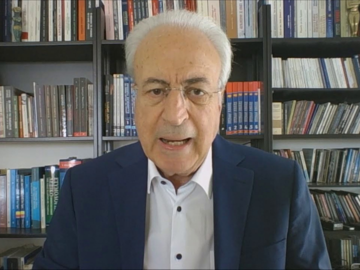 «Η εναρκτήρια ομιλία του Προέδρου Μπάιντεν είχε στόχο τους αμφισβητίες της νομιμότητας της εκλογής του και ο ενωτικός του λόγος δεν άφηνε κανένα περιθώριο, σε όσους ντύθηκαν ιθαγενείς της Αμερικής, να βρουν κάποιο πάτημα προκειμένου να συνεχίσουν το «θεάρεστο» έργο τους, που στην ουσία είχε στόχο την ίδια την Δημοκρατία μιας χώρας, που έχει σημαντικούς θεσμούς για να την προστασία της.»