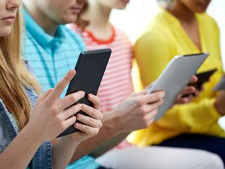 Μπροστά σε αυτόν τον βομβαρδισμό πληροφορίας οι πολίτες δεν κάθονται να αξιολογήσουν τις πιο αξιόπιστες και αντικειμενικές πηγές που είναι διαθέσιμες, αντίθετα επιλέγουν αυτές τα μηνύματα των οποίων ταιριάζουν με όσα έχουν ήδη  στο κεφάλι τους! Το ότι ξαφνικά με το Ίντερνετ υπάρχουν εκατό πηγές ενημέρωσης εφάμιλλες ή σχεδόν εφάμιλλες με τον Guardian δεν σημαίνει ότι κάποιος που διάβαζε κυρίως Sun και σπάνια Guardian θα ανακαλύψει μια από αυτές. Σημαίνει απλά ότι αυτός ο κάποιος θα ανακαλύψει άλλες εκατό πηγές εφάμιλλες της Sun και δεν πρόκειται ποτέ να ξαναδιαβάσει οτιδήποτε θυμίζει Guardian.