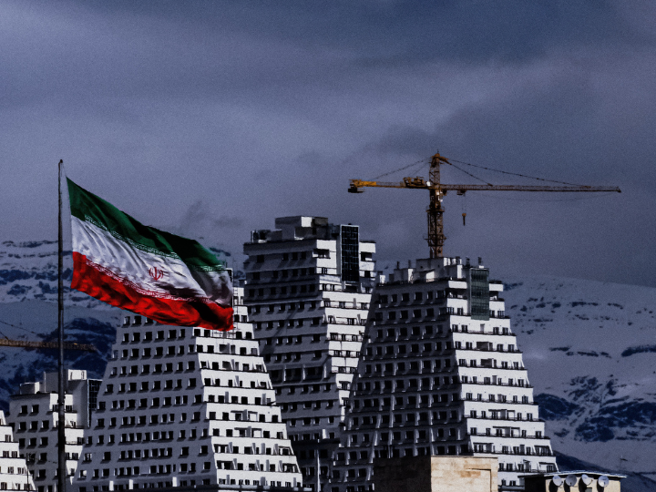 Αυτές οι συγκεκριμένες σιιτικές θρησκευτικές ομάδες -οι «πολεμικοί αντιπρόσωποι» της Τεχεράνης στην εχθροπάθειά της κατά του κράτους του Ισραήλ- και πιο συγκεκριμένα οι ένοπλοι βραχίονές τους, θεωρούνται από πολλούς, στην παρούσα φάση, ως το “μακρύ χέρι” του Ιράν στην περιοχή.