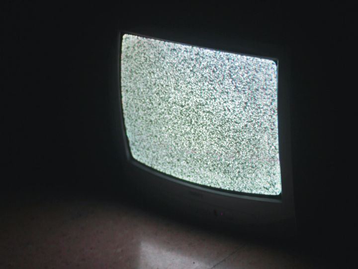 «Μεταδίδεται είδηση για πολεμικές συγκρούσεις, χωρίς διακοπή γίνεται περιγραφή φυσικών καταστροφών και συνεχίζεται η αφήγηση κάποιου πολιτικού σκανδάλου».