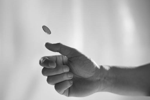 «Είναι γεγονός ότι η πανδημία προκάλεσε κατάρρευση της ζήτησης των νοικοκυριών σε πολλούς τομείς, τόσο καταναλωτικών αγαθών όσο και υπηρεσιών. Παράλληλα διογκώθηκε το φάσμα της ανεργίας για πολλά εκατομμύρια εργαζόμενους, γεγονός που από μόνο του αποτελεί ωρολογιακή βόμβα.»