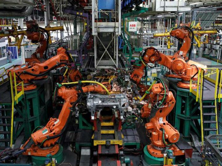 Στην Ελλάδα, μικρομεσαία επιχείρηση θεωρείται για παράδειγμα αυτή που απασχολεί από 3 έως 10 άτομα, ενώ αντιθέτως στη Γερμανία επιχειρήσεις που απασχολούν μέχρι και 60 με 70 άτομα υπάγονται και αυτές στην κατηγορία των μικρομεσαίων.