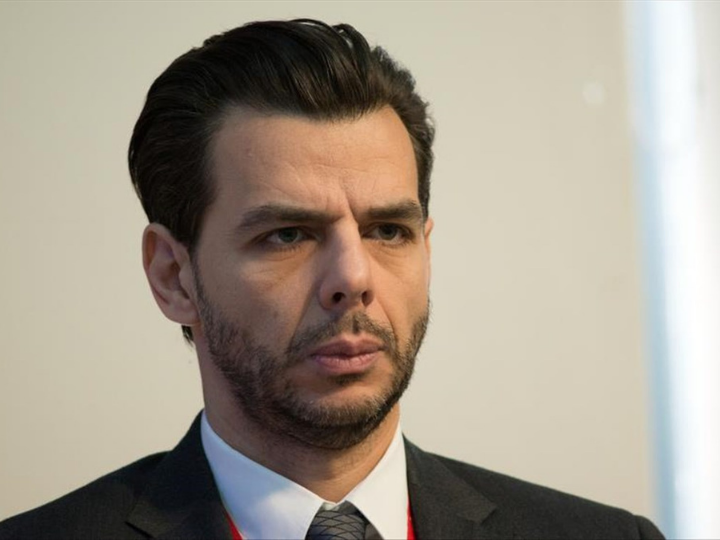 «Ο πρόεδρος της Ελληνικής Ένωσης Επιχειρηματιών, Δρ. Βασίλης Γ. Αποστολόπουλος, αναφέρθηκε σε παραδείγματα από τον ιατρικό κλάδο, όπου δραστηριοποιείται ο ίδιος ως διευθύνων σύμβουλος του ομίλου Ιατρικού Αθηνών.»