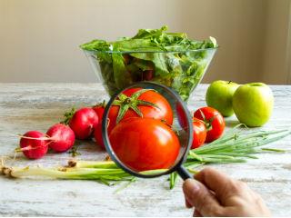 Πέραν των κατευθυντήριων γραμμών, η Επιτροπή επεξεργάζεται επί του παρόντος μεθοδολογία για τη βελτίωση των συγκριτικών δοκιμών σε είδη διατροφής, έτσι ώστε τα κράτη μέλη να μπορούν να συζητήσουν το θέμα αυτό σε μια κοινή και αξιόπιστη επιστημονική βάση, που θα είναι ίδια για όλους. Η Επιτροπή έχει διαθέσει 1 εκατ. ευρώ στο Κοινό Κέντρο Ερευνών (ΚΚΕρ) για την εκπόνηση αυτής της μεθοδολογίας.